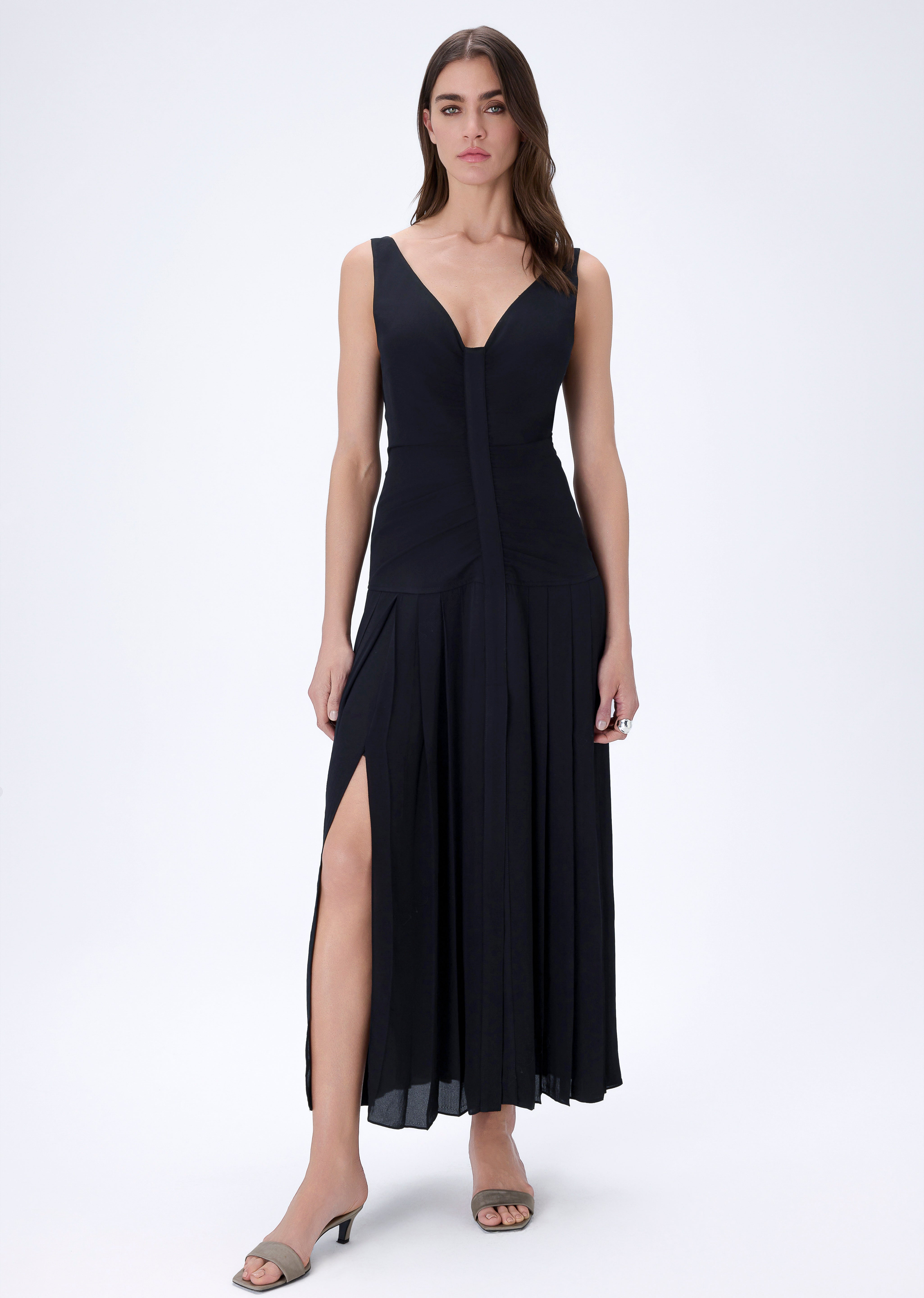 claude pleated dress Claude Official Dress Code : Heya Dress Claude Size : Free Size Bust : up to 95 cm Length : 100 cm Rent Price : Rp. 189.000,- /